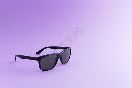 在紫色背景的黑色太阳镜背景图片