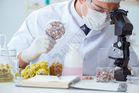化学家在实验室混合香水图片