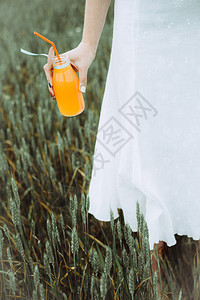 关闭橙汁女人在户外喝橙汁图片