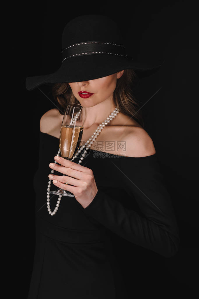 高雅的女子双眼被黑草所覆盖拿着香槟杯与图片