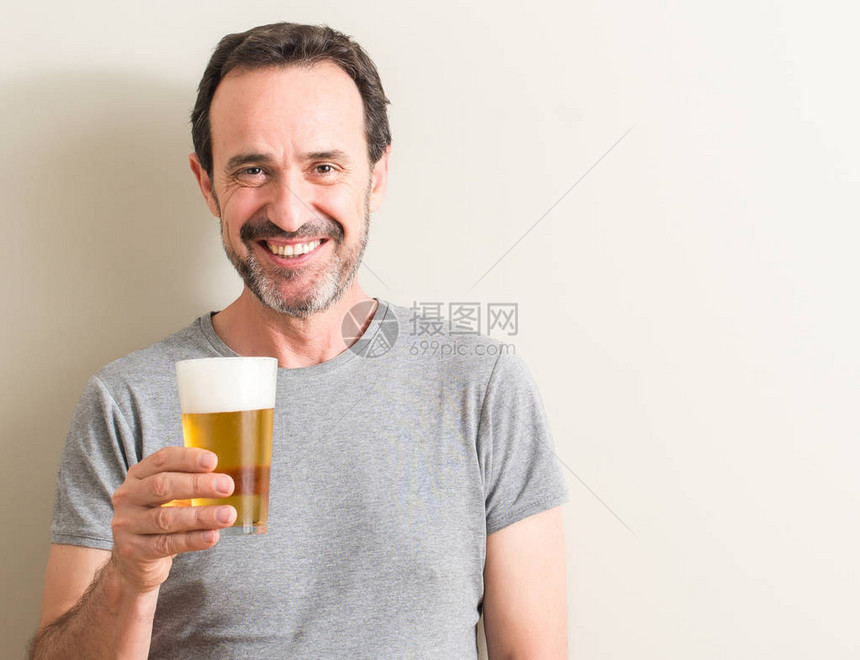 高年男子喝啤酒图片