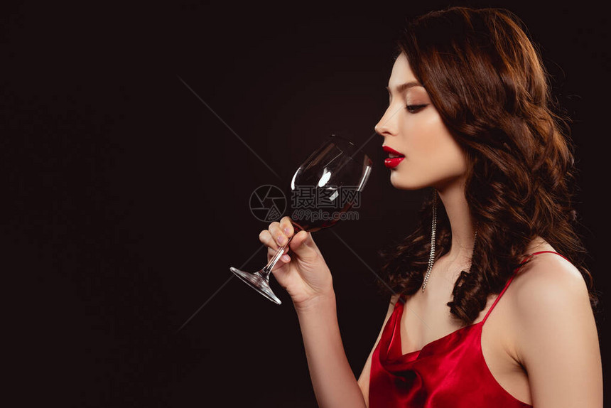 穿着优雅礼服喝着白葡萄酒的漂亮女图片