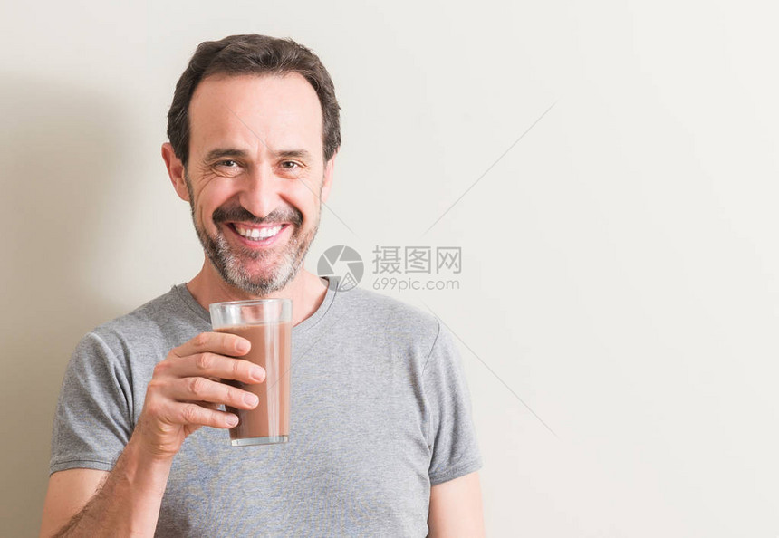 高年男子喝巧克力奶昔图片