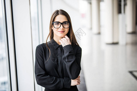 美女靠在窗户上的女商人图片