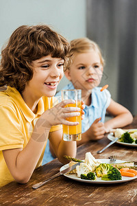 可爱的小孩吃健康蔬菜笑图片