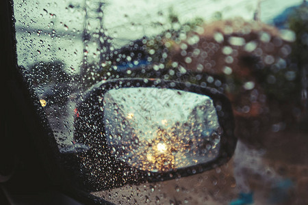 路边的雨天车面上有雨滴侧翼镜子照背景图片