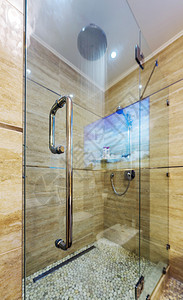清洁和白色洗手间有白浴缸米格瓷砖地板图片