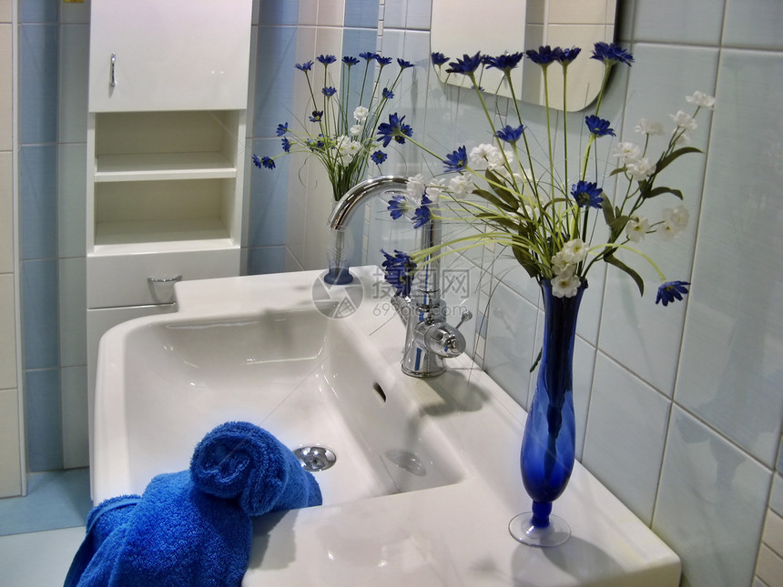 带淋浴缸的现代浴室图片