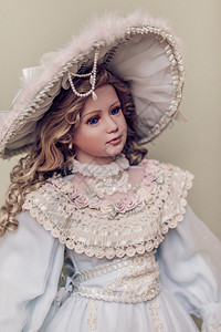 穿着维多利亚时代礼服和帽子的瓷娃图片
