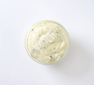 白色背景中的一碗奶油沙拉酱图片