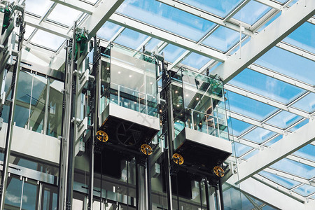 当代商业中心的现代电梯玻璃机房图片