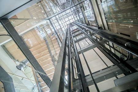 张家界百龙电梯现代化的电梯井玻璃背景