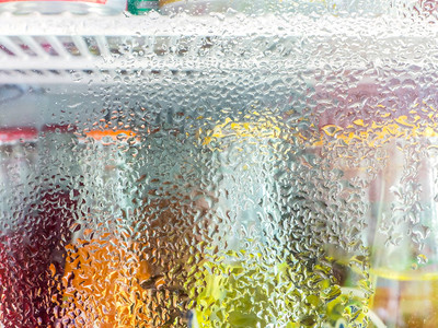关闭冰箱玻璃窗上的水滴图片