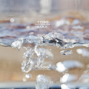 电水壶中沸水的泡背景图片