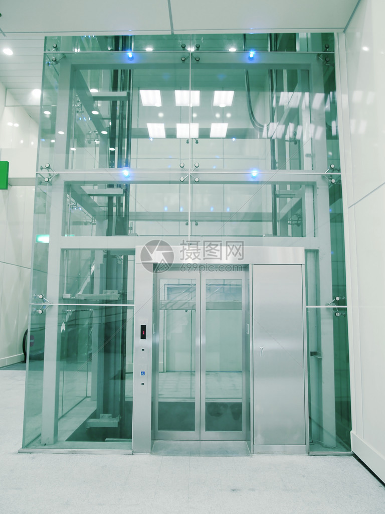 地下通道的透明电梯Name在图片
