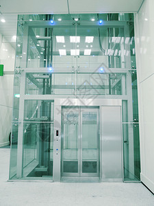 地下通道的透明电梯Name在图片
