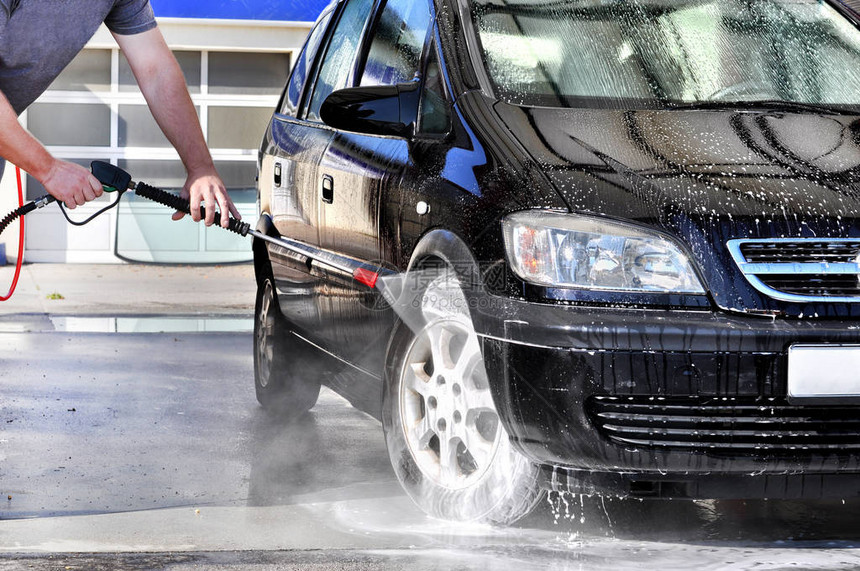 使用高压水清洗汽车在高压水下洗车的图片