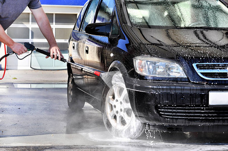 使用高压水清洗汽车在高压水下洗车的图片