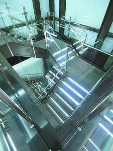 现代建筑中明亮的楼梯图片