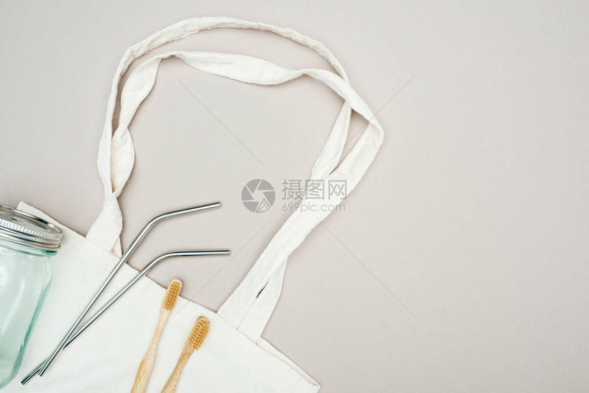 白棉袋上可重复使用的木制牙刷不锈钢图片