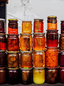 在阿梅尼亚的农民市场上装有加蜂蜜和咸菜水图片