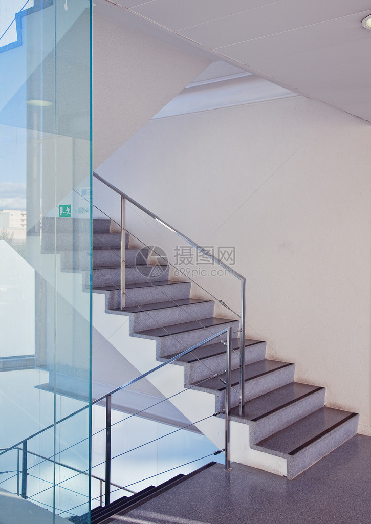 带楼梯的现代室内场景图片