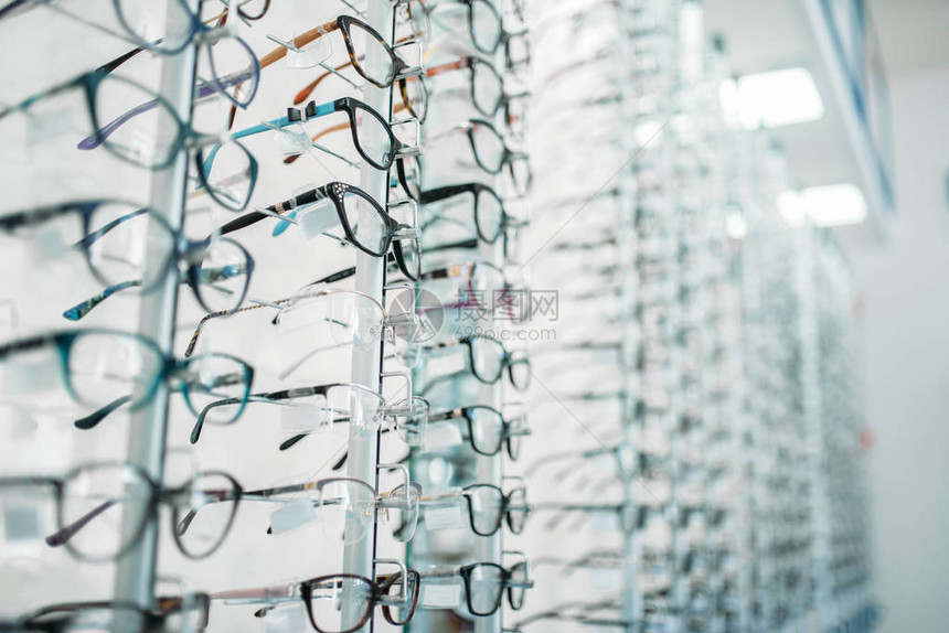 眼镜店的眼镜和镜展示图片