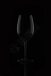 黑色背景隔离的红色葡萄酒图片