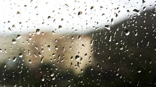 窗户背景上的雨水滴图片