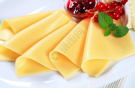 切片黄奶酪和红醋栗酱背景图片