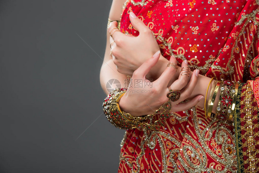 印度妇女穿着传统服装和配饰的剪影图片