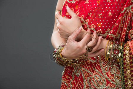 印度妇女穿着传统服装和配饰的剪影图片