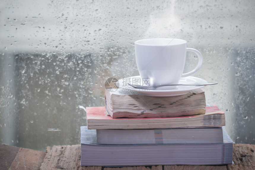 在雨天喝杯咖啡和书图片