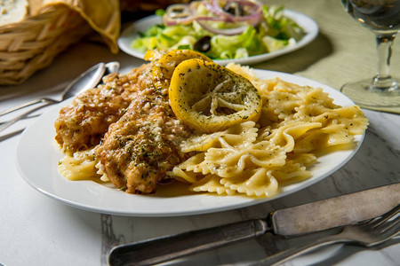 意大利面食和侧面沙拉的意图片