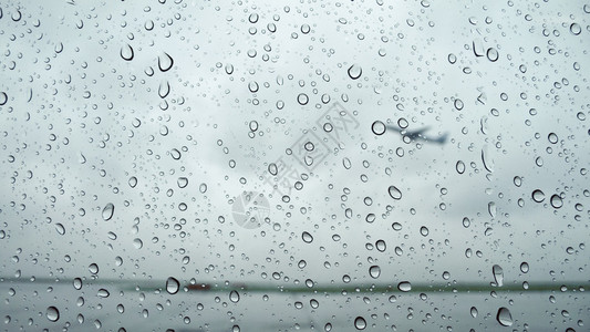 机场窗口的雨滴背景飞机身图片