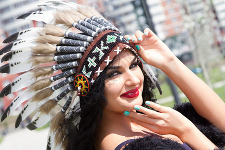 传统酋长地的白人女印第图片