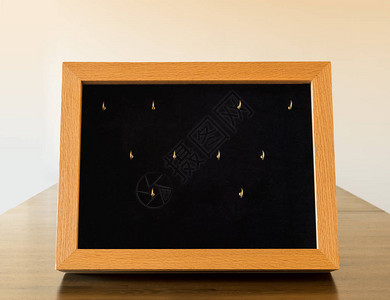 Wooden装有玻璃窗显示小首饰或产品在商店或美术展的Woo背景图片