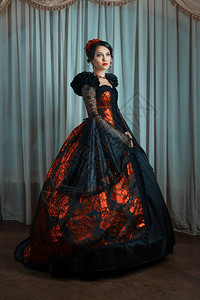 文艺复兴风格穿着豪华昂贵裙子的年轻美女图片