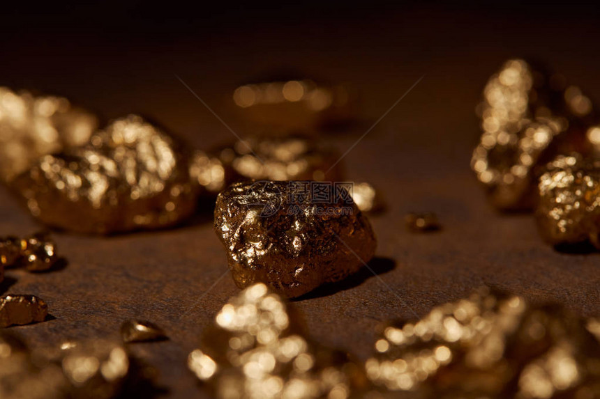 褐大理石背景上的金宝石图片