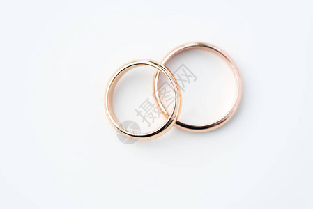 两个金结婚戒指孤立在白色的结婚戒背景图片