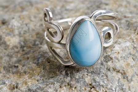银环半珍贵的蓝石坐背景图片