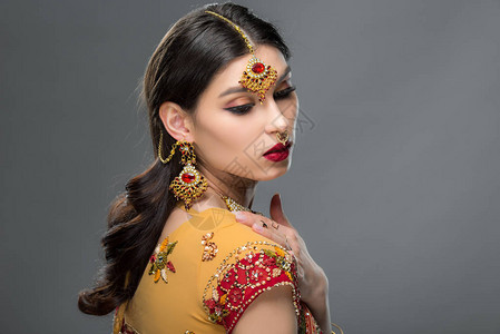 迪丽热巴头像穿着传统莎丽和饰品的优雅印度妇女在背景