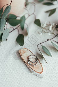 在木装饰板上密切观看结婚戒指背景图片