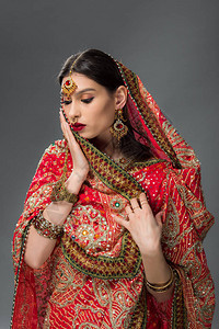 传统沙里和布丁中优雅的印度女图片