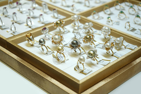珠宝店展示镜盒中金戒指上的珠宝球图片