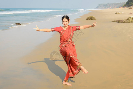 印度古典舞蹈Bharatanatyam由日落时穿传统服图片