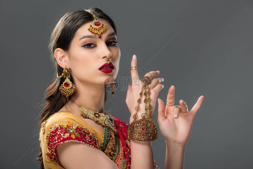 优雅的印度女在莎丽和饰品中穿图片