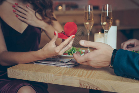 男人在浪漫晚餐期间向女朋友求婚时被拍图片