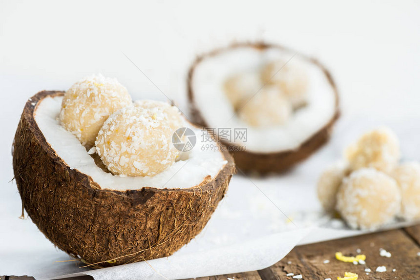 白色背景的椰壳中的自制原始VeganCoconu图片
