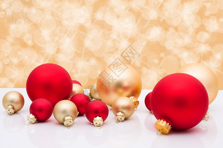 金红和金色的圣诞球在黄金背图片